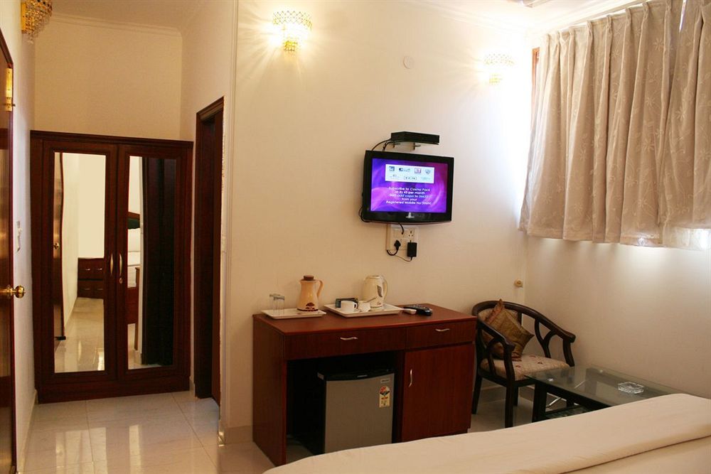 Hotel Malik Continental ニューデリー エクステリア 写真